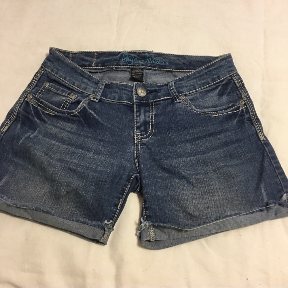 Ariya Stretch Jean Cutoffs Pocket Detail Sz 3/4